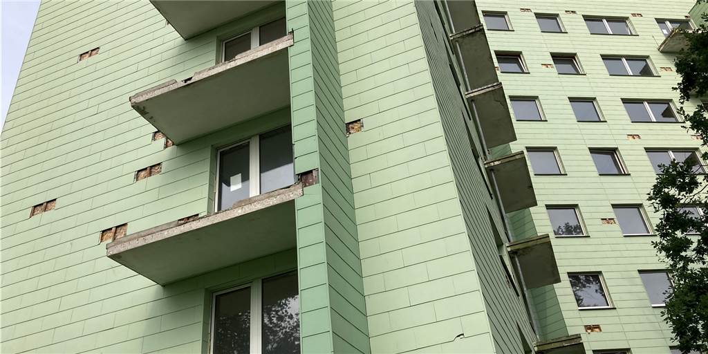 Belvona statt Altro Mondo, doch das Elend am Schophof geht weiter Das leer stehende Haus Schophof 10: Die Fassaden sind marode, die Balkone fehlen, die Haustür steht offen. Es gehört aber jetzt auch der Belvona. Was aus dem Haus wird, ist offen.