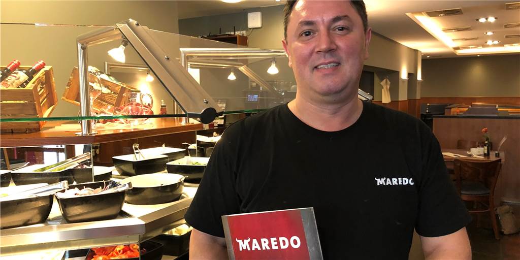 Maredo startet in Dortmund den deutschlandweiten Neubeginn – nicht nur mit Steaks Er ist der alte und neue Chef im Steakhaus Maredo an der Balkenstraße in der Dortmunder City: Vural Asici. Die neue Speisekarte, die er in der Hand hält und die in allen weiteren Maredo-Restaurants gelten wird, hat er selbst gestaltet.