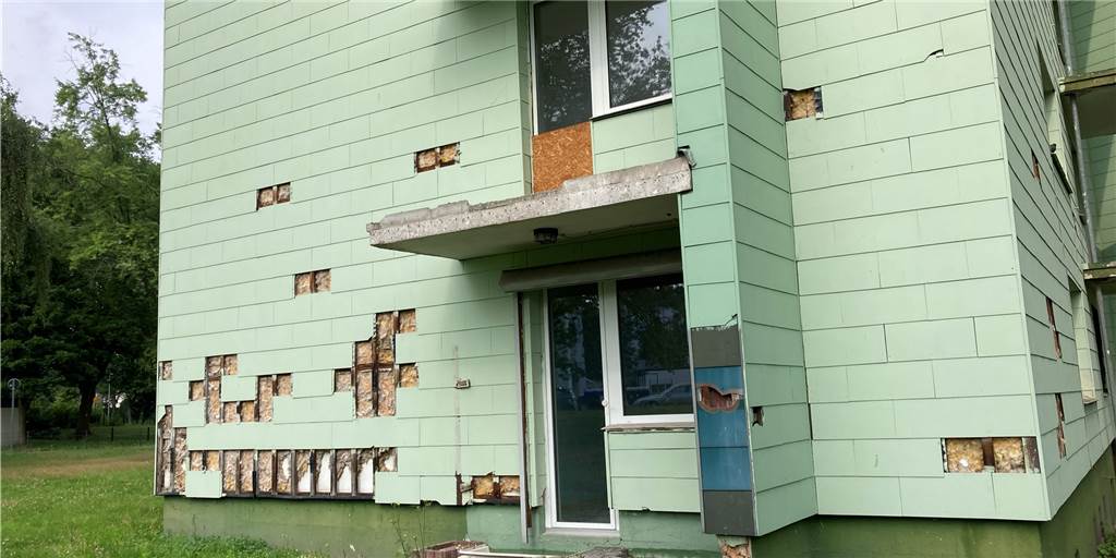 Liebe Belvona: Verspiel jetzt nicht gleich deinen Ruf Das Haus Schophof 10 steht leer. Die Fassaden sind marode, die Balkone fehlen, die Haustür steht offen. Es gehört aber jetzt auch der Belvona. Was aus dem Haus wird, ist offen.
