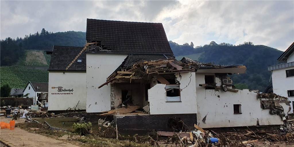 Eindringliche Bitte von Landwirt aus Werne: „Bitte fasst euch ein Herz und helft uns!“ Johannes Laurenz und weitere Helfer aus Werne sind derzeit in der Krisenregion an der Ahr im Einsatz. Nun sucht der Landwirt weitere Unterstützung - mit einem eindringlichen Appell.