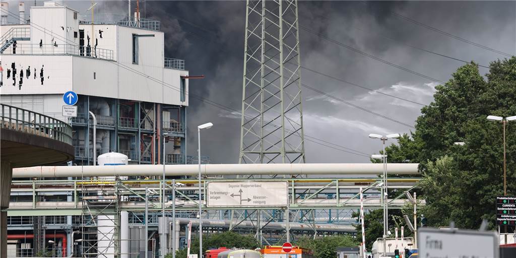 Explosion in Chemiepark in Leverkusen: Zwei Mitarbeiter tot, 31 Menschen verletzt - Liveblog Löscharbeiten im Chempark. Nach einer Explosion seien Feuerwehr, Rettungskräfte und Polizei aktuell im Großeinsatz, erklärte die Polizei.