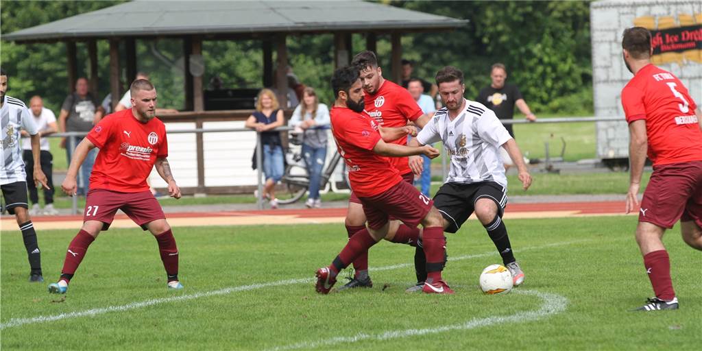 Auch in Weddinhofen gibt‘s den Spielabbruch: SC Fröndenberg fährt in der Halbzeit nach Hause Der A-Ligist TuRa Bergkamen (rote Trikots, hier ein Bild aus der Partie gegen Eintracht Werne) ließ gegen den B-Ligisten TuS Niederaden überraschend Federn.