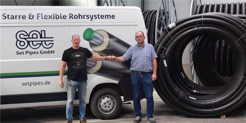 Hilfsprojekt: Halterner wollen 3000 Meter Rohre in die Flutregion bringen Elf Rollen Wasserleitungen wollen Volker Huvermann (l.) und Frank Müller (r.) in die Hochwassergebiete transportieren.