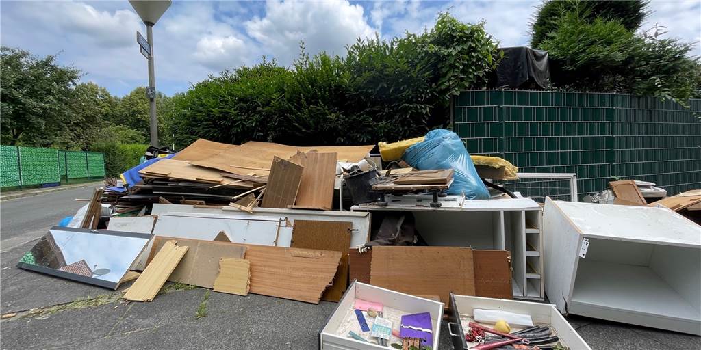 Nach dem Hochwasser: So viel Sperrmüll transportierte die EDG ab Die Straße Buschei in Scharnhorst war nur eine von vielen in Dortmund, in denen sich der Sperrmüll stapelte. Die EDG fuhr daraufhin Sonder-Einsätze.