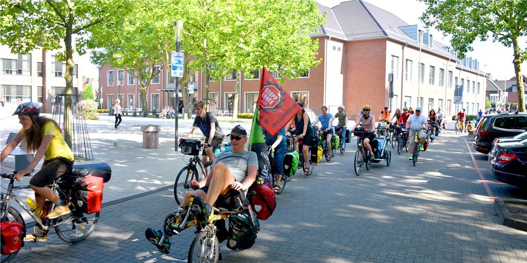 100 Radfahrer demonstrieren auch in Ahaus für den Verkehr der Zukunft Mitten durch die Ahauser Innenstadt führte die Demonstration "Tour de Natur" gleich zwei Mal. Sie führt in den nächsten zwei Wochen bis nach Jüchen. Rund 100 Radfahrerinnen und -fahrer wollen so für eine alternative Verkehrs- und Energiepolitik demonstrieren.