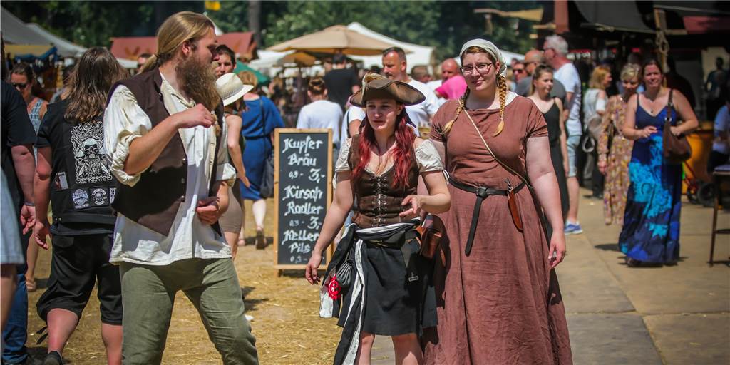 Zoff um Mittelaltermarkt: Zwei mögliche Organisatoren legen Konzept vor Die Besucher schätzen den Flair: Zum Mengeder Mittelalterlich Gaudium kamen in jedem Jahr mehrere tausend Menschen in den Volksgarten.