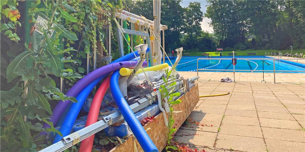Freibad Wellinghofen: Hoffnung auf Badöffnung nach Verwüstung wächst Am Rande des Schwimmmeister-Häuschens stapelt sich noch der Müll. Es hat am Dienstagmorgen nicht alles auf den Transporter gepasst, was zum Recyclinghof der EDG gefahren wurde.