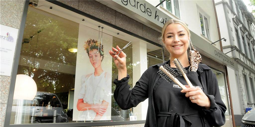 Jackie Cremer und ihre Kolleginnen vom Friseur Avantgarde Hair an der Rathausstraße schwingen die Scheren einen Tag lang zugunsten des Elsebads.