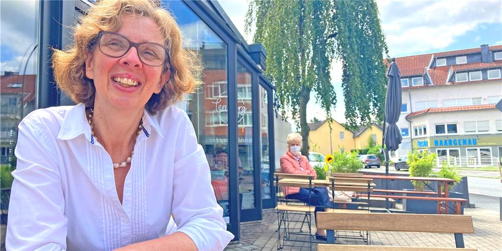 Café Lemberg: Neuer gemütlicher Treffpunkt im Dortmunder Süden Janine Gregor vor ihrem Café Lemberg: Sie startet voller Tatendrang ihr ganz persönliches Projekt für den Stadtteil.