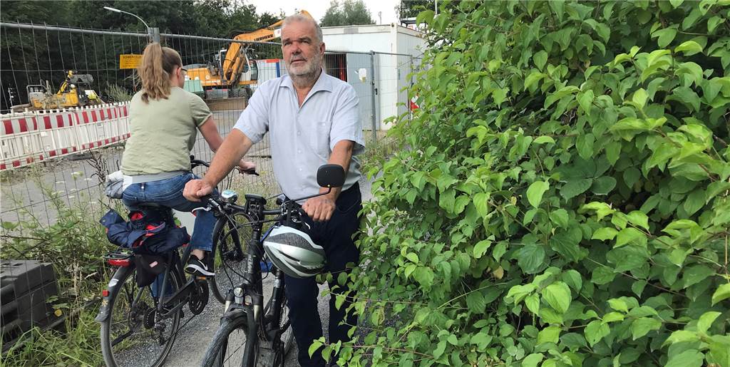Ralf Wunsch pendelt täglich zwischen Bergkamen und Werne. Er ärgert sich darüber, dass die Stadt den Radweg nicht freischneidet.