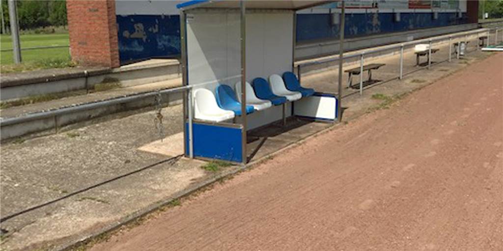 Abrissarbeiten Dinkelstadion: Bald ist Baubeginn für die neue Tribüne Hinter der Trainerbank im Dinkelstadion in Heek steht die uralte Tribüne. Die wird jetzt ersetzt. Schon bald soll die neue, doppelseitige Tribüne dort stehen.