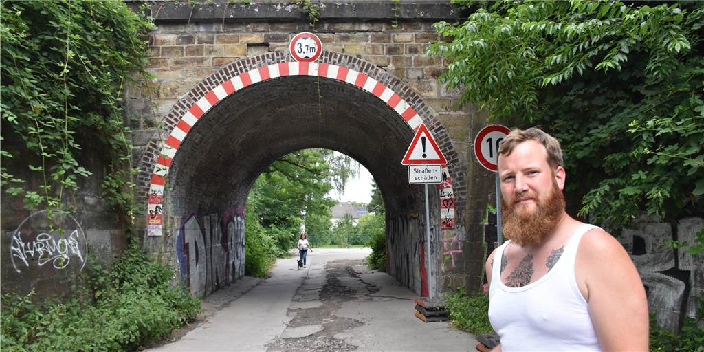 „Schon zwei Wasserkisten gebunkert“ – Talweg für Sanierung gesperrt Marius Göbel nutzt den Talweg für seine Spaziergänge mit dem Kinderwagen. Er freut sich darüber, dass die Straße saniert wird.