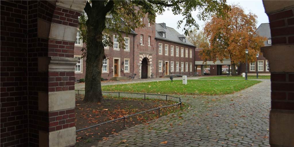 Mit über zwei Promille Alkohol am Steuer: Schwägerin ruft die Polizei Seinen Einspruch gegen den Strafbefehl zog der 31-jährige vor dem Amtsgericht Ahaus am Dienstagmorgen dann doch noch zurück.