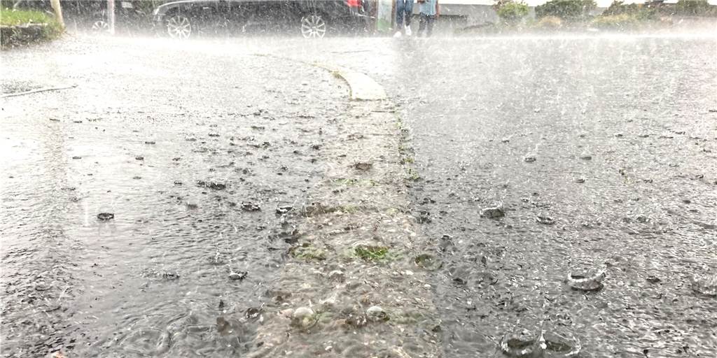 Starkregen führt am Stortsweg regelmäßig zu Stress – Anwohner sind genervt Nur wenige Minuten, nachdem der Regen auf die Straße prasselt, steht das Wasser an manchen Stellen.
