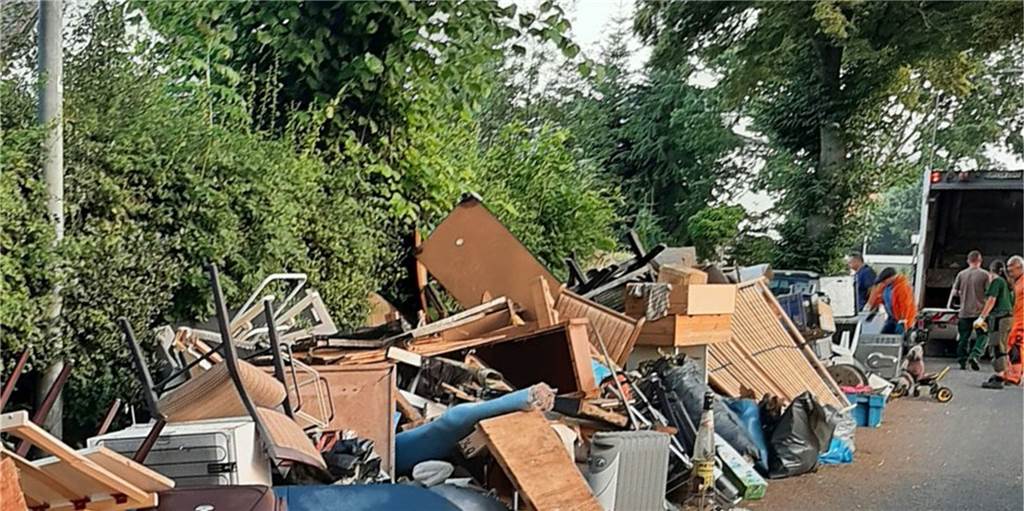 Jede Menge Sperrmüll fiel nach dem Hochwasser an.