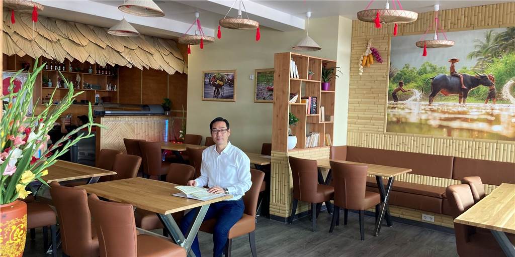 Vietnamesisches Restaurant eröffnet in Lünen: Auch außen gibt es Plätze Asiatisches Flair bringt Duy Ngo mit seinem Restaurant "Bach tra cuisine" nach Lünen. Die Lampen erinnern an vietnamesische Hüte. Die Speisekarte ist vielfältig.
