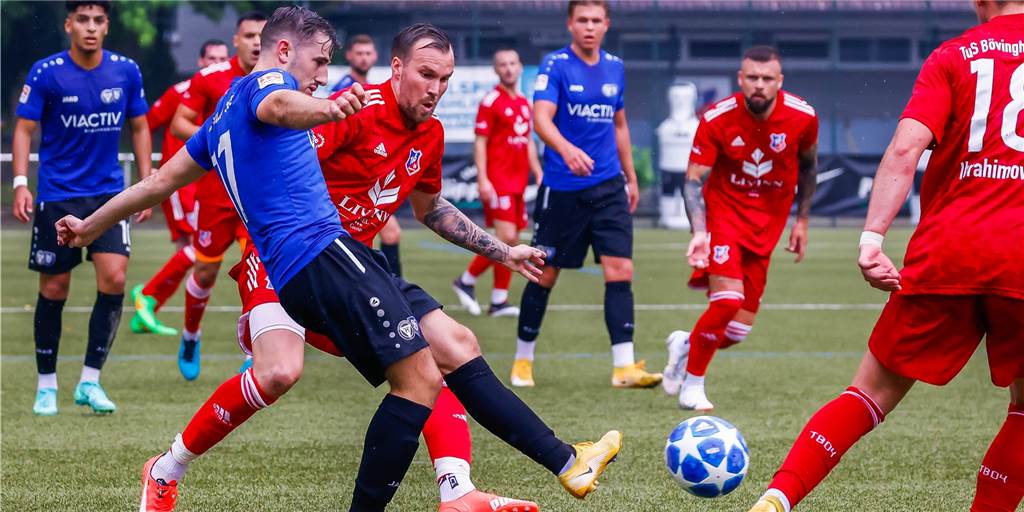 Halterner duelliert sich mit Weltmeister: „Durch seine Präsenz strahlt er immer Gefahr aus“ Nils van den Woldenberg (v.) traf im Spiel des TuS Haltern am See gegen den TuS Bövinghausen auch immer wieder auf Kevin Großkreutz.