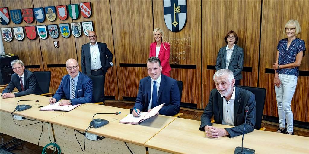 Versorgungssicherheit im Fokus: RWW und Stadt Dorsten bleiben Partner Auf die nächsten 30 Jahre (v.l.): Dr. Henning Grotelüschen, Geschäftsführer Dr. Franz-Josef Schulte, Martin Paraknewitz und Simone Pieper von RWW sowie Bürgermeister Tobias Stockhoff, Christiane Volkmer, Kämmerer Hubert Große-Ruiken und Elisabeth Kappe als Vertreter der Stadt Dorsten bei der Vertragsunterzeichnung.