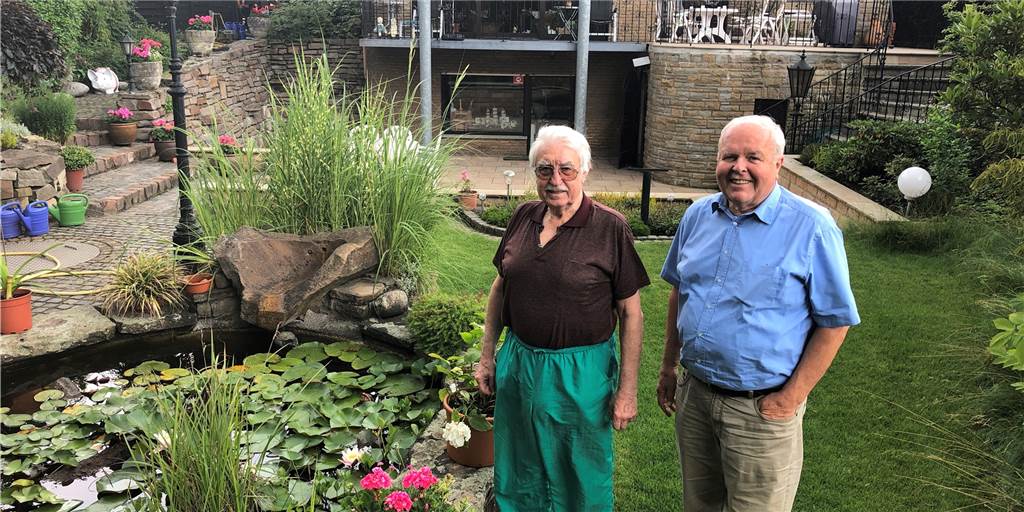 Nach der Unwetterkatastrophe: Schermbecker sorgen sich um ihre Häuser Eduard Kliemt (l.) hatte bereits vor knapp 30 Jahren Besuch vom Mühlenbach. Der liegt eigentlich 60 Meter weiter westlich von Kliemts Haus entfernt. war nach heftigen Regenfällen aber über die Ufer getreten bis in den Garten. Wenige Meter weiter und er hätte die Terrasse und den Keller überflutet. Nach der Unwetter-Katastrophe vor zwei Wochen sorgt sich auch Nachbar Johannes Foitzik (r.) um sein Haus.