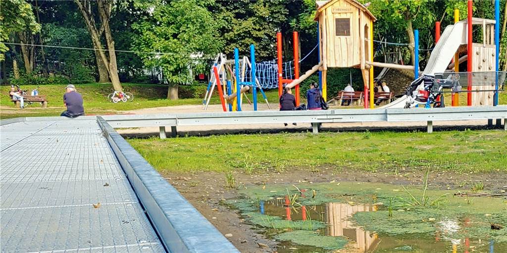 Spielplatz-Test im neuen Finkennest: Bleibt das mit dem Sumpf so? Der neue Metall-Steg im Finkennest am Kanal führt über eine Feuchtwiese.