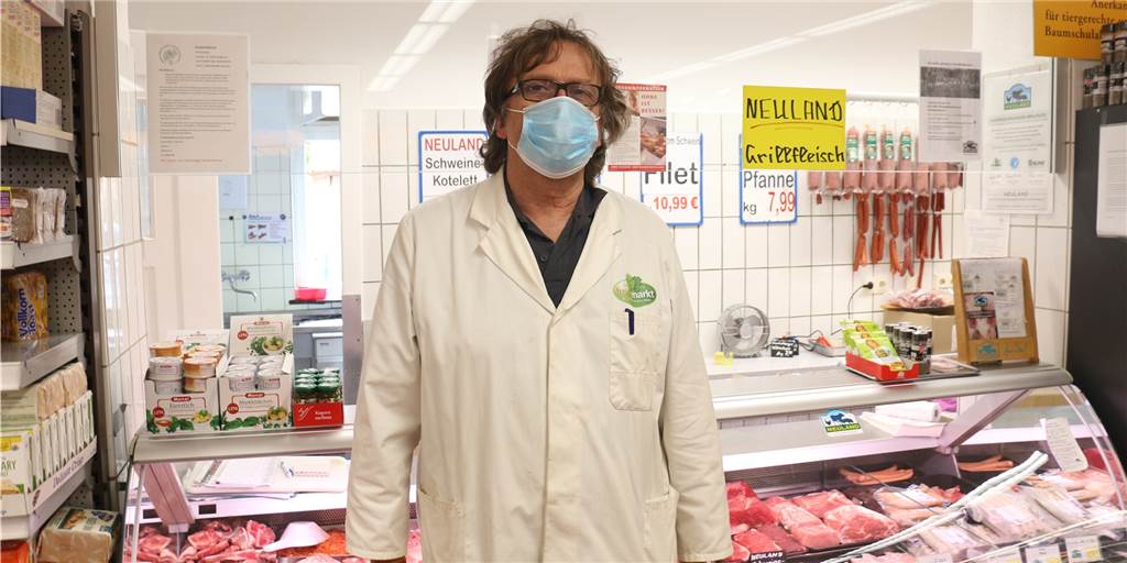 Im Lebensmittelgeschäft von Clemens Overmann gibt es seit mehr als 30 Jahren Neuland-Fleisch. Die Bilder, die aus der Viehsammelstelle von Mecke bekannt wurden, schockieren Overmann, der sich seit Jahren für Tierwohl einsetzt, nachhaltig.