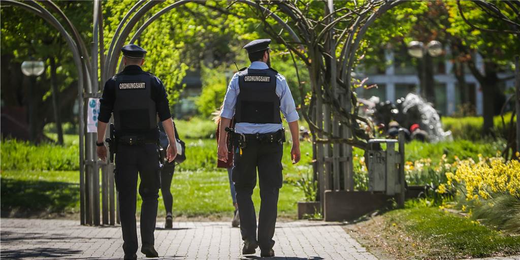 Mitarbeiter des Ordnungsamtes kontrollieren unter anderem die Einhaltung der Corona-Regeln in der Dortmunder Innenstadt.