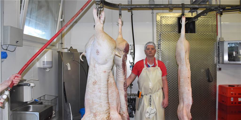 Hier gibt es im Westmünsterland Alternativen zum Billig-Fleisch Bernhard Wesseler aus Vreden schlachtet in seiner Landmetzgerei selbst 20 bis 30 Schweine pro Woche.