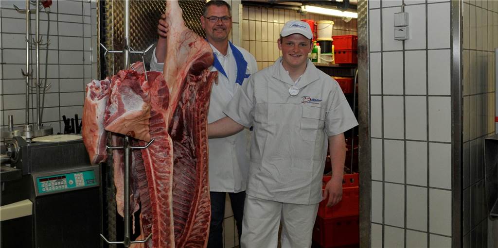 Hier gibt es in Dorsten und Umgebung Alternativen zum Billig-Fleisch Transparenz ist auch Matthias Tiemann (l.) von der Metzgerei Bellendorf an der Schulstraße 8 in Lembeck sehr wichtig.