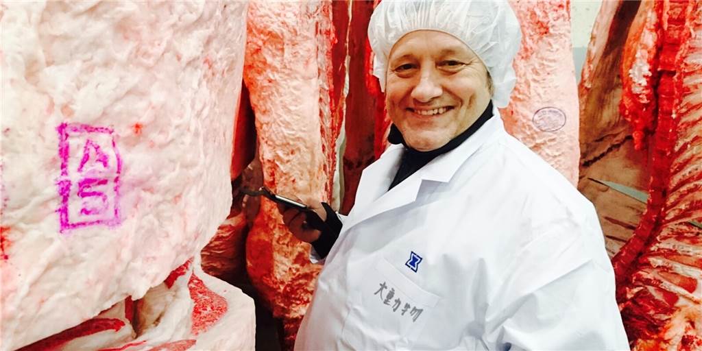Fleischermeister erklärt: „Es gibt keine Sicherheit, die kann es nicht geben“ Christoph Grabowski liebt gutes Fleisch. Aber er legt großen Wert darauf, die Tiere und das Fleisch wertschätzend zu behandeln.