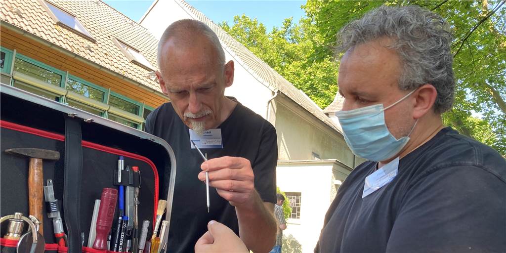 „Die muss man erst zerstören, um sie zu reparieren“ Die Ehrenamtlichen Schrauber arbeiten im Repair Café zusammen.