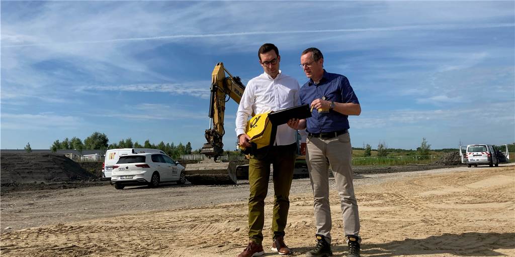 Die Post baut einen neuen Standort in Castrop-Rauxel. Robby Schaap, Leiter des Zustellstützpunkts, und Jürgen Böhmer, Verantwortlicher für Immobilien in der Briefniederlassung Dortmund, inspizieren die Baustelle.
