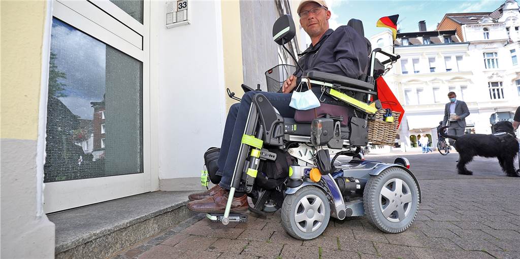 Rollstuhlfahrer Frank Oeppert stößt bei seiner Wohnungssuche in Unna im wörtlichen Sinn auf Barrieren.