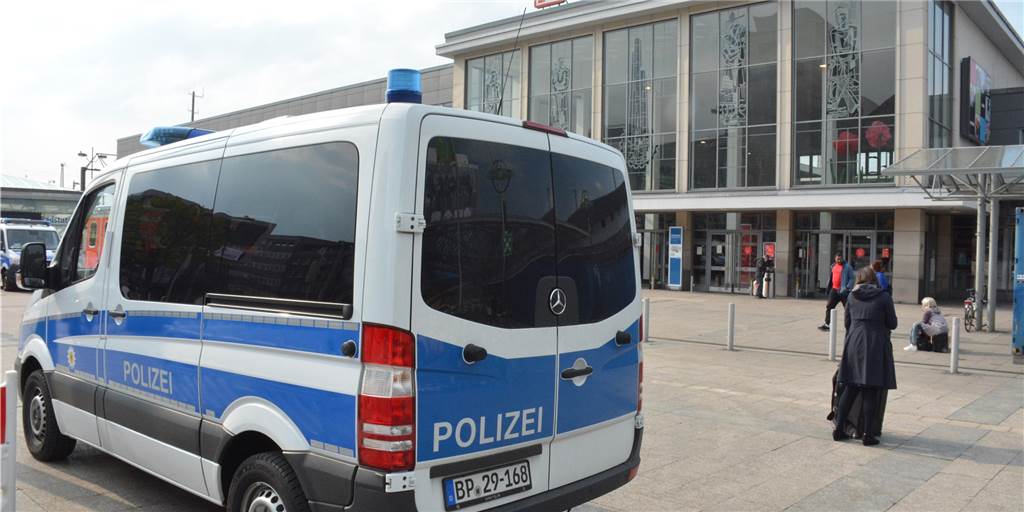 BVB-Fan schwer verletzt: Verurteilter Bundespolizist vorläufig suspendiert Ein Beamter der Bundespolizei ist nach einem Vorfall im Hauptbahnhof Dortmund wegen Körperverletzung im Amt verurteilt worden.