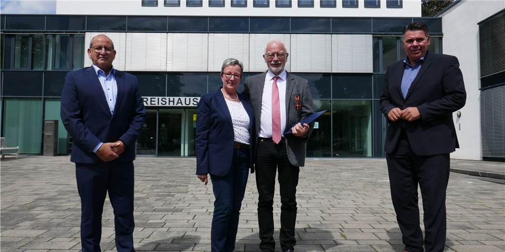 Landrat Mario Löhr (r.) verlieh Thomas Wild (2. v.r.) den Orden. Annette Wild (2. v. l.) begleitete ihren Ehemann zur Verleihung.