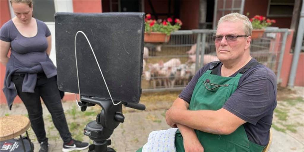Dingebauer zum Tierwohl: Meine strengsten Kontrolleure sind die Kunden Ulrich Dingebauer vor dem Auslauf für die Ferkel auf seinem Hof in Deininghausen: Der Landwirt aus dem Neuland-Verbund war Freitagabend Teil einer Talkrunde von Experten.