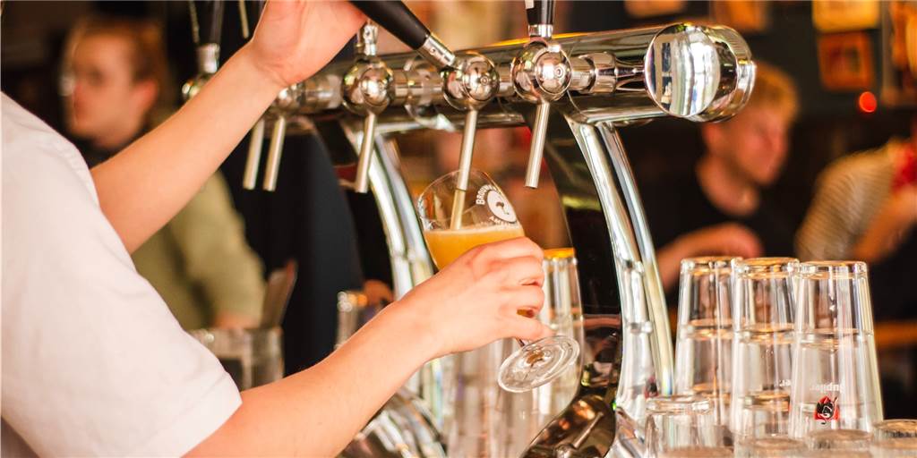 Tobit.Labs verpflichten Service-Mitarbeiter zur Corona-Impfung Die Mitarbeiter in den Gastronomiebetrieben der Tobit.Labs sollen zukünftig nur noch Jobs bekommen, wenn sie vollständig geimpft sind. Wann diese Regelung greift, ist laut Tobias Groten aber noch nicht klar. (Symbolbild)