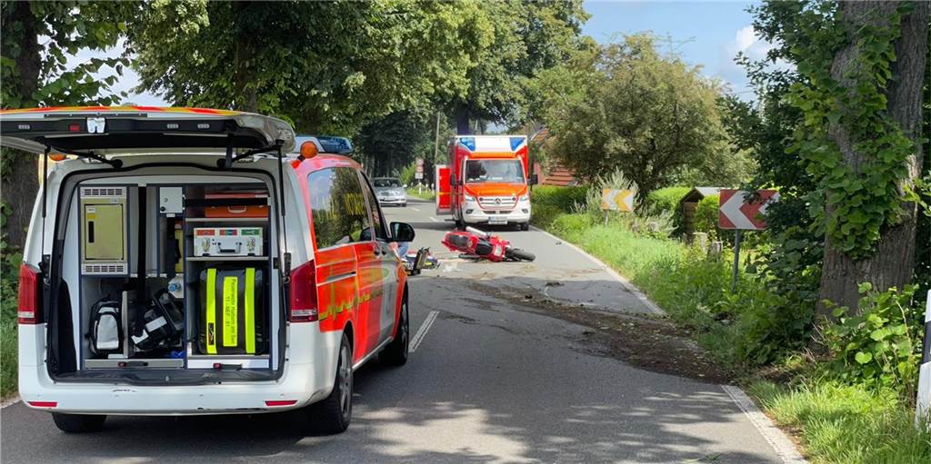 Dorstener Familienvater stirbt nach schwerem Motorradunfall in Haltern Notarzt und Rettungssanitäter der Feuerwehr kümmerten sich auf der Dorstener Straße um den tragisch verunglückten Motorradfahrer. Sie konnten ihn nicht retten.