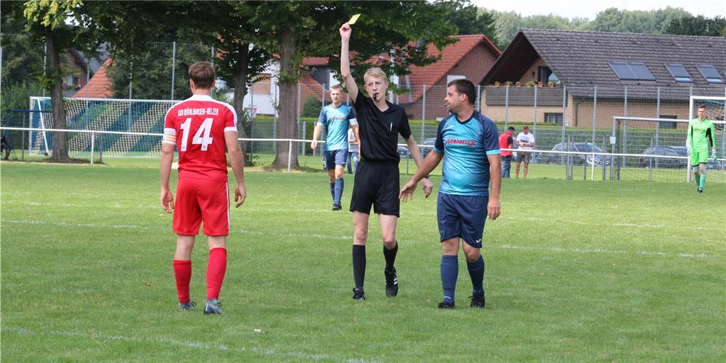 SSV Mühlhausen siegt, hat aber lange zu kämpfen - nicht nur mit dem Gegner SSV-Kapitän Jan Pfeffer kassiert hier gegen den SC Sönnern die gelbe Karte.