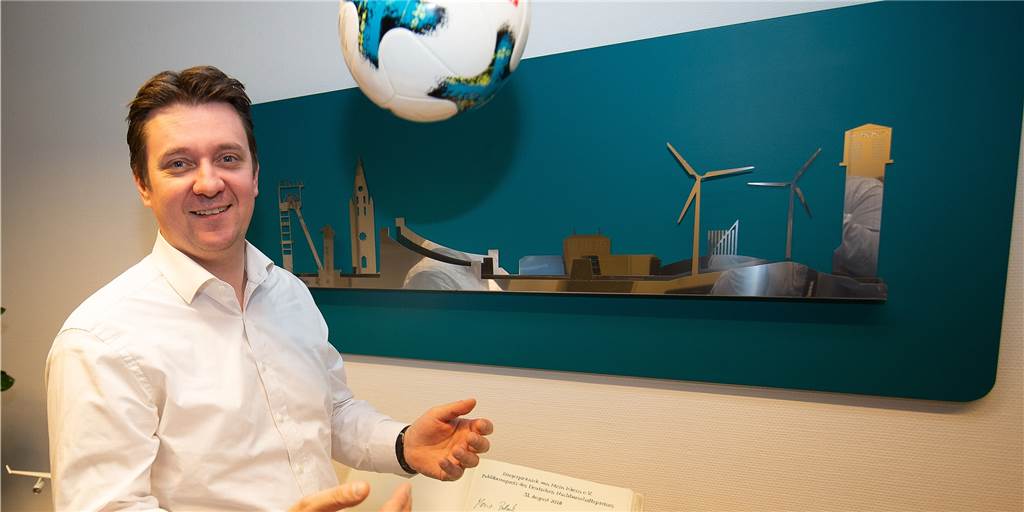Bürgermeister-Büro legt Sportplatz-Lösung für den VfR Rauxel fest Seit Mai 2018 ist der Sport in Castrop-Rauxel Chefsache und liegt in den Händen von Bürgermeister Rajko Kravanja.