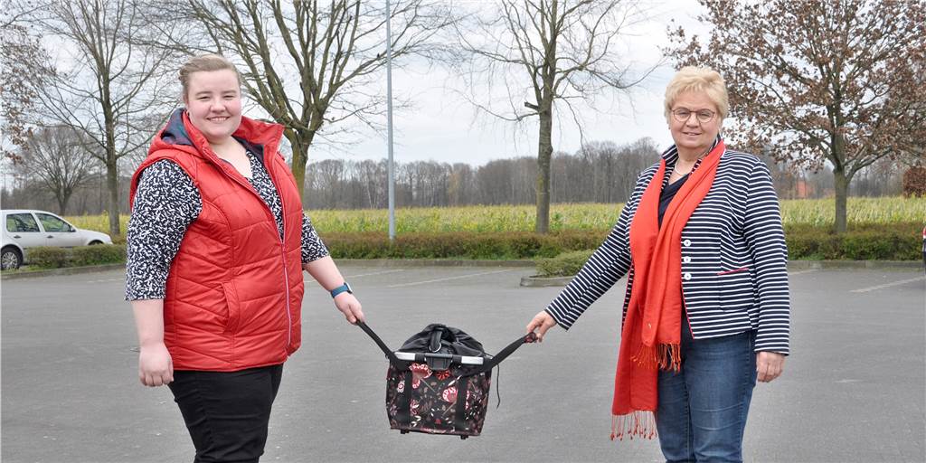 Unkomplizierte Nachbarschaftshilfe in Heek – bleibt es dabei? Sarah Vortkamp (l.) und Elisabeth Voss bleiben in Bereitschaft in Sachen „Corona-Hilfe“.