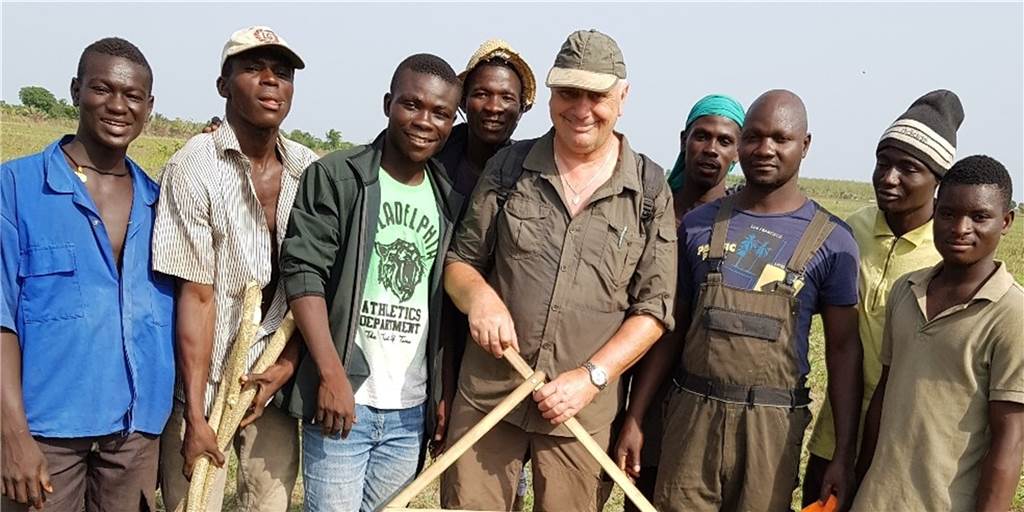 Ein Landwirt aus Südlohn hilft in Togo – und bleibt nun mehrere Jahre Schulung mit dem Feldzirkel: Über den Verein „Ein Lächeln für Togo“ aus Nottuln lernte Hermann Schulze Herking Land und Leute in Togo kennen. Nun baut der Südlohner gemeinsam mit der Caritas eine Landmaschinenstation in dem westafrikanischen Land auf.