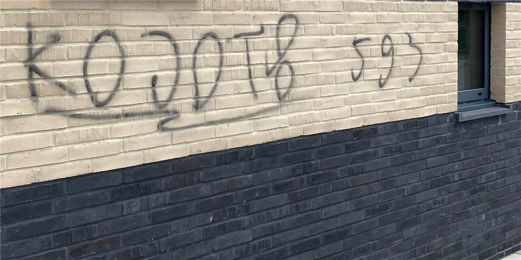 Vandalismus in Selm: Derzeit viele Fälle - zuletzt an der Zweifachhalle Der helle Klinker der Zweifachturnhalle ist beschmiert worden.