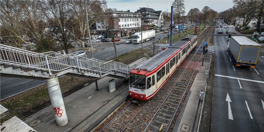 Wenn die Stadtbahn-Haltestellen auf der B1, wie hier an der Lübke-Straße, nicht bis 2026 umgebaut sind, bedeute das Unannehmlichkeiten für die Fahrgäste, fürchtet DSW21.