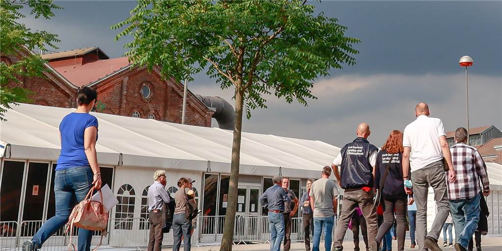 Termin-Pannen am Impfzentrum: Stadt und KVWL verteidigen sich Das Dortmunder Impfzentrum hat wegen geringer Nachfrage seine Öffnungszeiten reduziert. Bei der Umstellung ist allerdings nicht alles glatt gelaufen.