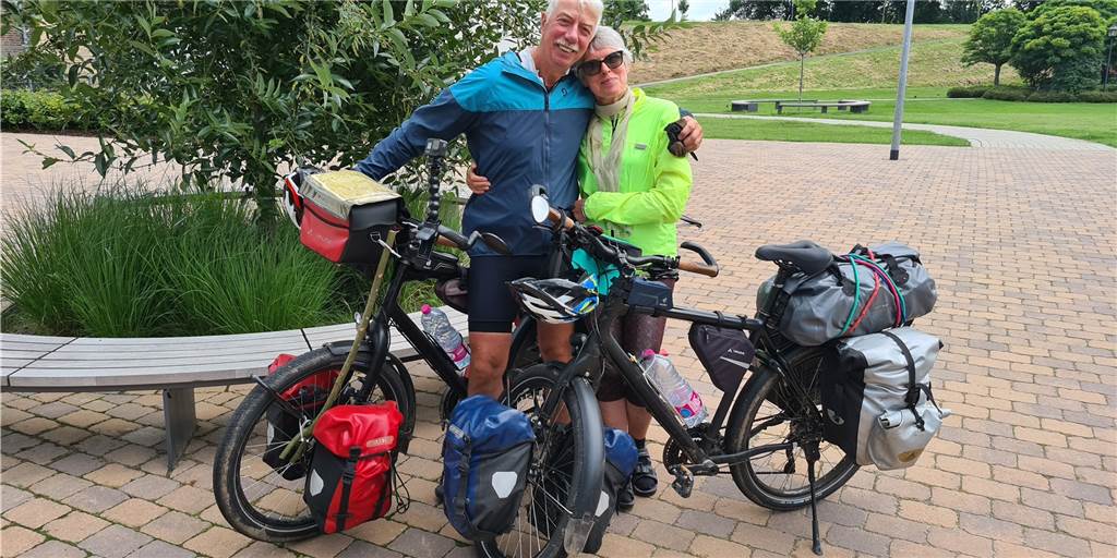 3500 Kilometer: Ehepaar aus dem Allgäu pausiert bei Fahrradtour in Olfen Hans und Sofie Piller legten auf ihrer Fahrradreise vom Allgäu nach Stockholm auf dem Hof der Wieschhofschule in Olfen eine Pause ein.