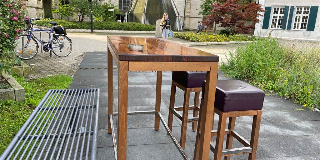 „Mobile Kneipe“ - Eine zündende Idee der Werner Gastronomie? Die "mobile Kneipe " fand sich am Dienstagmorgen auf dem Kirchplatz in der Nähe des Pfarrbüros.