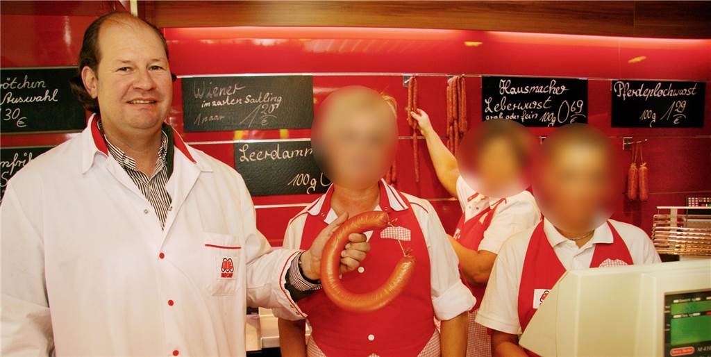 Nach Tierquälereien: Firmenchef Mecke bittet um Entschuldigung Marko Mecke, hier auf einem Archivfoto mit Mitarbeiterinnen seiner Fleischerei, verspricht lückenlose Aufklärung.