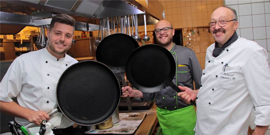 Mit Video: Jungkoch (22) aus Werner Restaurant peilt die Welt der Sterne an Gut gelaunt an der Pfanne: v. l. Nico Kampowski in seinem ehemaligen Ausbildungsbetrieb von Bernhard und Heinrich Wittenbrink.