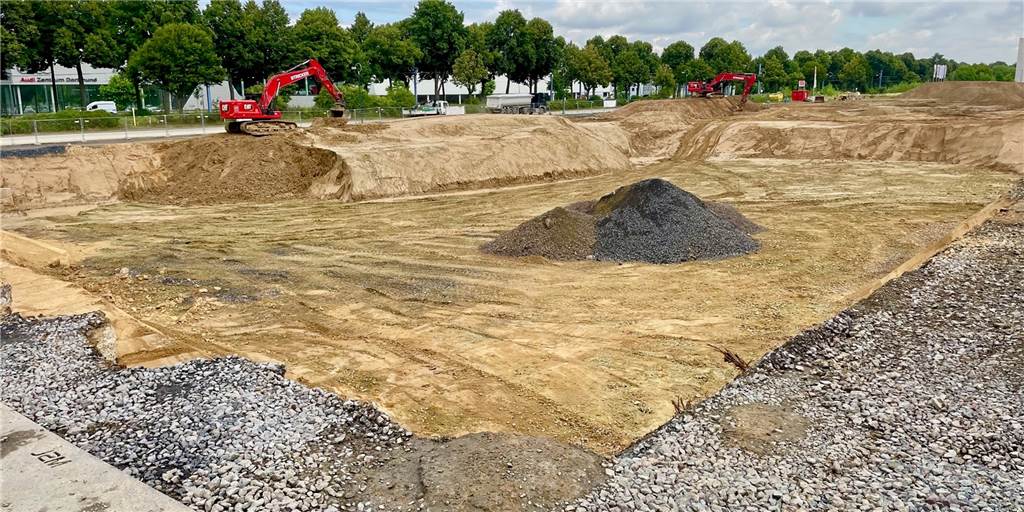 Ein 100-Meter-Bauwerk direkt an der B1: IT-Riese expandiert weiter Eine gewaltige Baugrube direkt an der B1. Hier wird ein neues Gebäude für einen IT-Dienstleister entstehen.