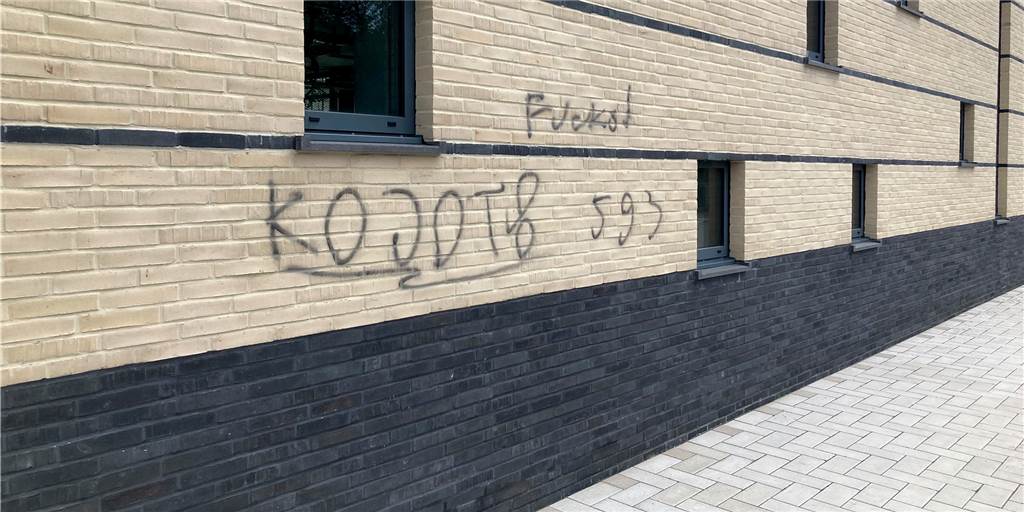 Idioten diktieren Selm, was zu tun ist im Auenpark: ein Trauerspiel Schmierereien an der neuen Zweifachhalle am Campus Süd sind nur eins von vielen Beispielen, bei denen Unbekannte ihr Unwesen am Campus und im Auenpark getrieben haben.
